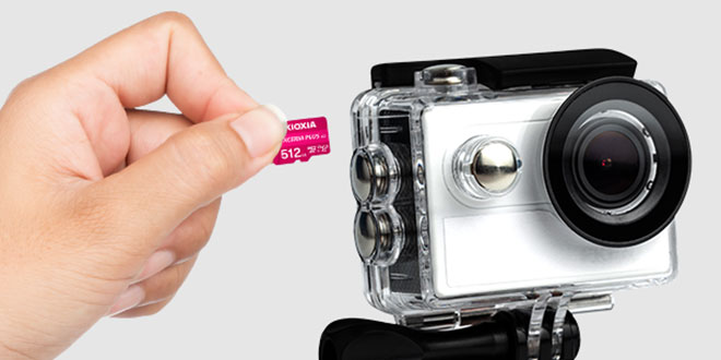 将 EXCERIA PLUS G3 microSD 卡插入摄像机