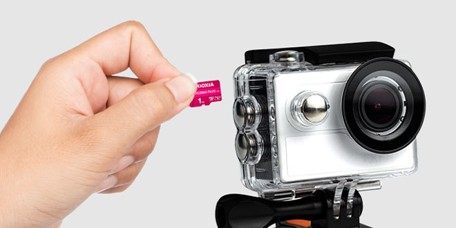 将 EXCERIA PLUS G3 microSD 卡插入摄像机