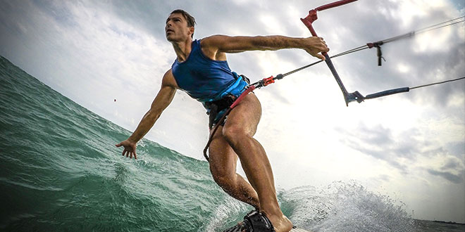 一台摄像机，用于记录风浪冲浪者在波浪中滑行