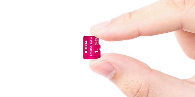 一只手拿着 EXCERIA PLUS G3 microSD 存储卡