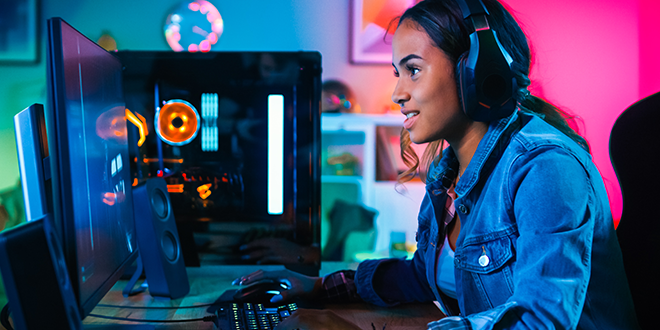 一位年轻女性在 PC 上玩视频游戏