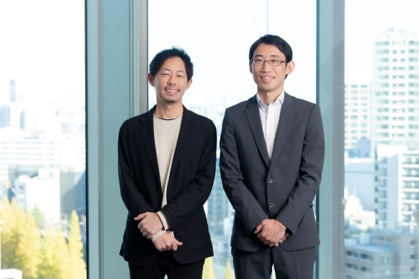 铠侠先进技术研究所 AI‧系统研发中心 出口淳先生（左） 与 铠侠存储器事业部 存储器应用技术统括部 渡边匠 先生（右）